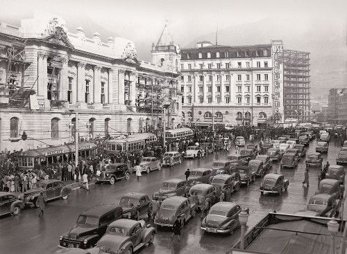 Foto: Desfile transvías y buses frente a la Gobernación.Avenida Jiménez, Bogotá. Sandy Gonzales, 1940