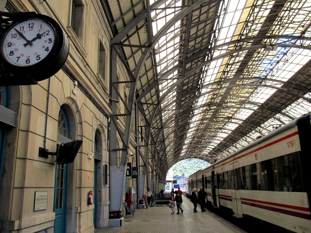 Estación de tren en Portbou. By Nostrix [CC BY-SA 3.0 (https://creativecommons.org/licenses/by-sa/3.0)], from Wikimedia Commons